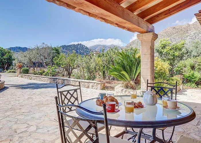 Charming With A Fabulous Garden In By Renthousing Semesterbostad *