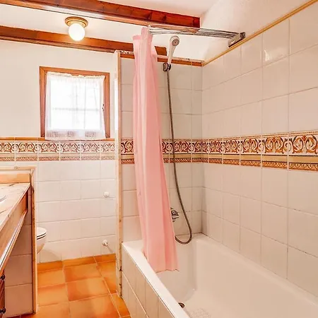 Tatil Evi Charming With A Fabulous Garden In By Renthousing *