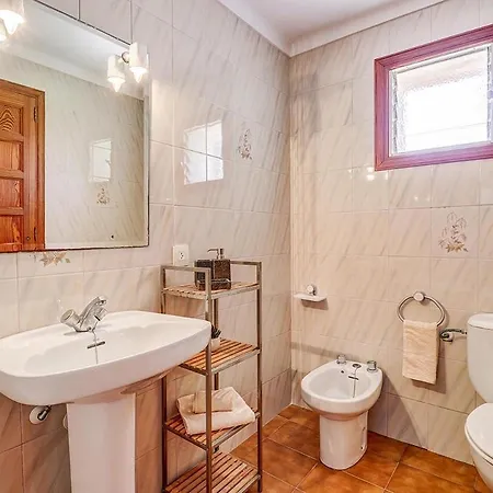 Dom wakacyjny Charming With A Fabulous Garden In By Renthousing *