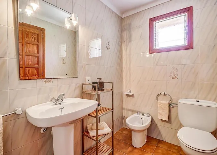 Сasa de vacaciones Charming With A Fabulous Garden In By Renthousing *