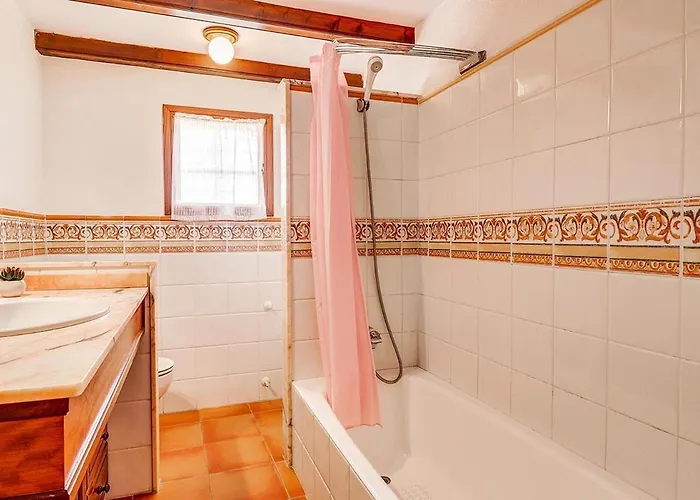 Holiday home Charming With A Fabulous Garden In By Renthousing *