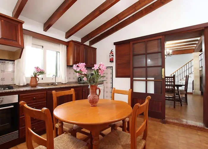 Сasa de vacaciones Charming With A Fabulous Garden In By Renthousing