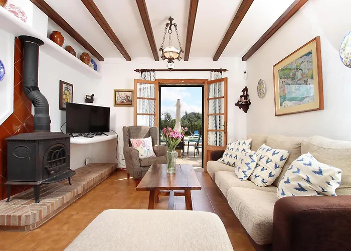 Charming With A Fabulous Garden In By Renthousing Сasa de vacaciones
